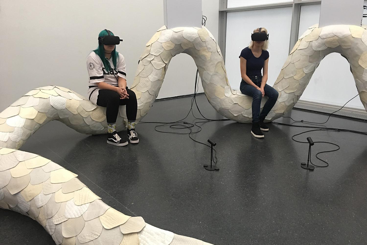 瑞秋·哈维和杰西·希尔菲尔德 ?19 experience VR artwork at the Museum of Contemporary Art in...